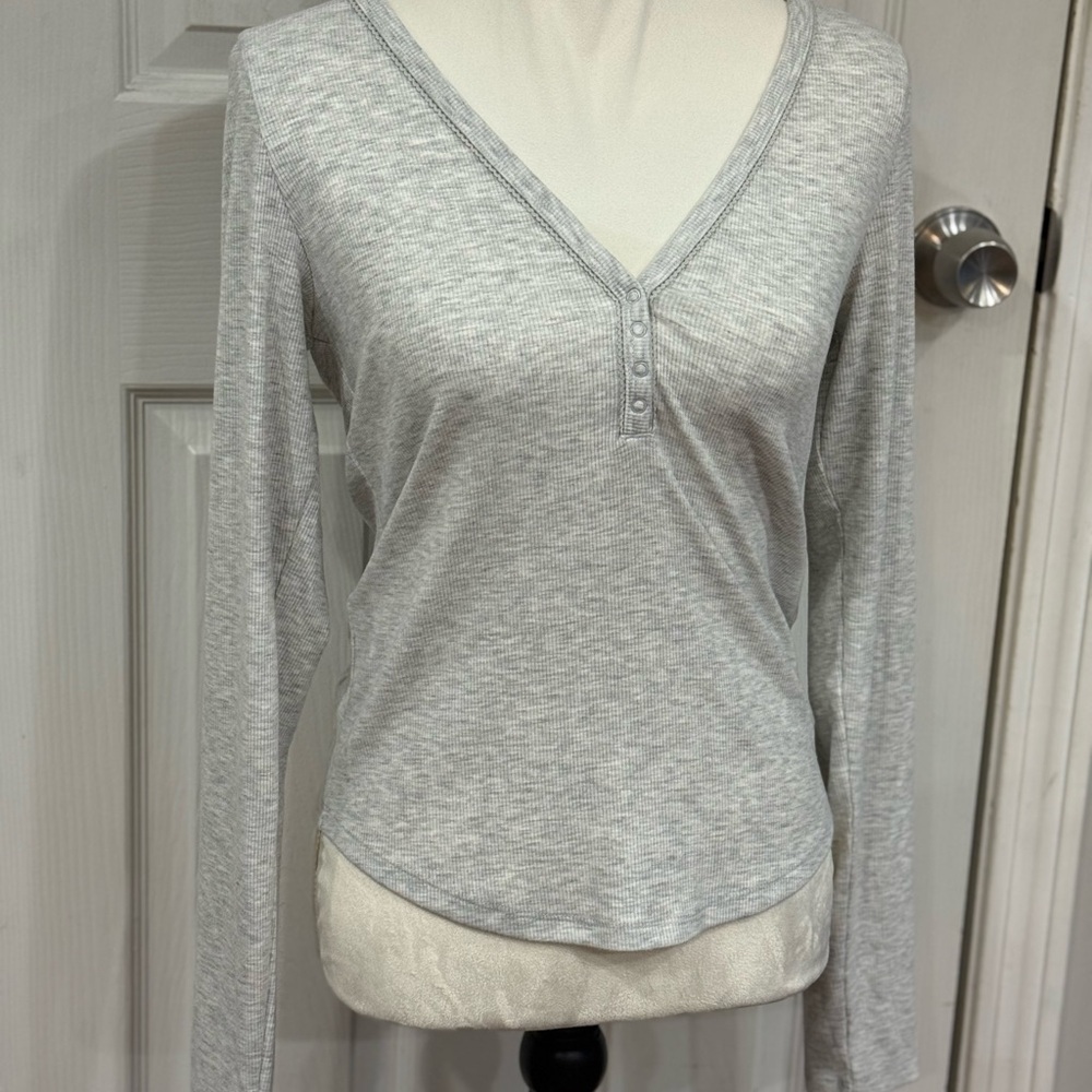 Women's Gray V-Neck Long Sleeve Top